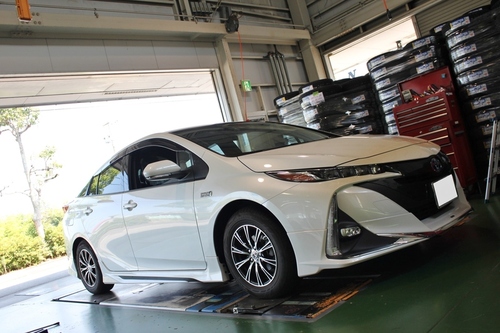 プリウスPHV にはやっぱり似合う 18インチ。 | 鈴鹿店 | 店舗ブログ